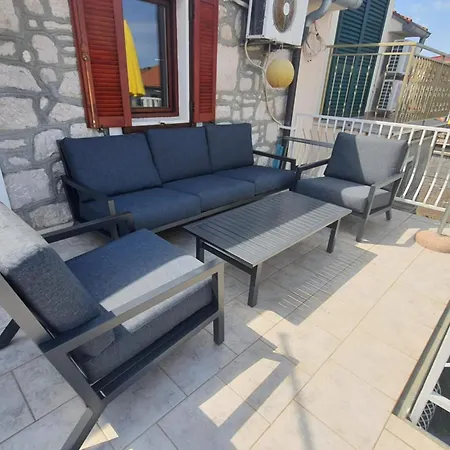 Charming One-bedroom In The Heart Of Town Centre Apartamento Murter