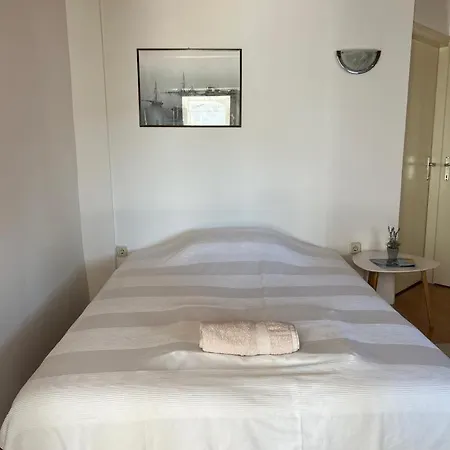 Charming One-bedroom In The Heart Of Town Centre Apartman