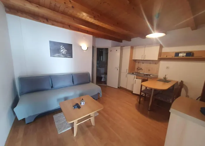 Charming One-bedroom In The Heart Of Town Centre Διαμέρισμα