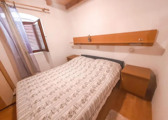 Charming One-bedroom In The Heart Of Town Centre Διαμέρισμα *