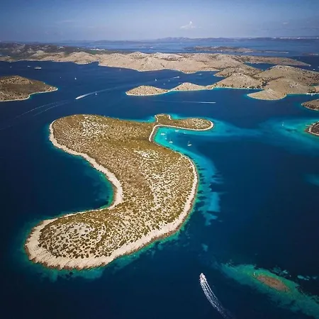 Charming One-bedroom In The Heart Of Town Centre *