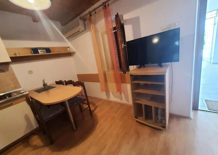 Charming One-bedroom In The Heart Of Town Centre