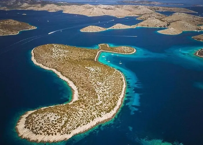 Charming One-bedroom In The Heart Of Town Centre *